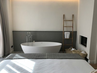 Een bad in je slaapkamer is de nieuwe wellness-trend